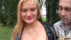 Blonde se fait une bonne bite dans la nature