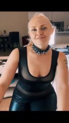 Blonde en tenue noire sexy suce comme une reine