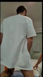 Je baise ma kiné super sexy dans sa tenue de travail