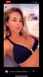 Maddy Burciaga montre  son téton par accident