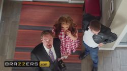 Milf avec de gros seins se fait baiser par le fils de son mari