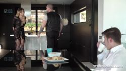 Maman Baise son mari et son beau fils en anal