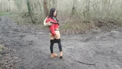 Elle à très envie de se masturber dans la forêt