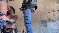 Une chienne tatouee suce deux bites dans un squat