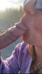 Une fellatrice qui recoit le sperme dans sa bouche