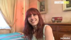 Milf rousse se prend une bonne bite de noire dans sa chatte