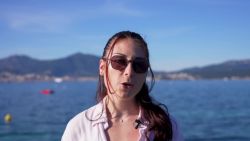 Jeune brunette très sexy adore le cul !