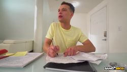 Casca Akashova invita l'amico di college del figlio nella doccia per lavarle le tette