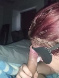 Elle me suce jusqu’à recevoir son cadeau par surprise bien sûr.