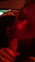 Ma femme me régale avec sa bouche en me suçant