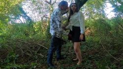 Tenue en cuir lapine sexy se fait baiser en levrette dans les bois