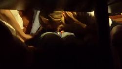 Sous la table du restaurant, deux amateurs me sucent en secret