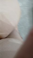En levrette, je pénètre profondément ma partenaire dans une vidéo amateur française