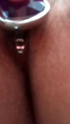 Usa su plug anal y me pide que venga a follarla