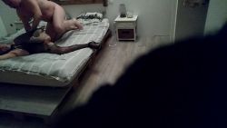 Jolie brunette en lingerie sexy et talons se faisant prendre en levrette