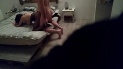 Brune en lingerie et talons hauts prise en levrette