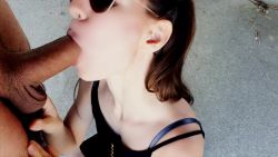 Cette petite suceuse francaise se régale en extérieur