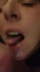 Je me décharge dans sa bouche