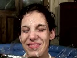 Bukkake initiation, elle teste la douche de sperme