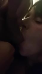 Léchage intense de couilles amateur