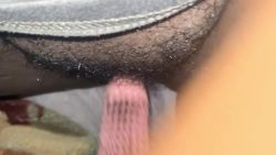 Peigne dans la chatte super puissant elle gémit