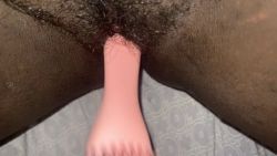 Jeune black française gémit avec un sex toy puissant