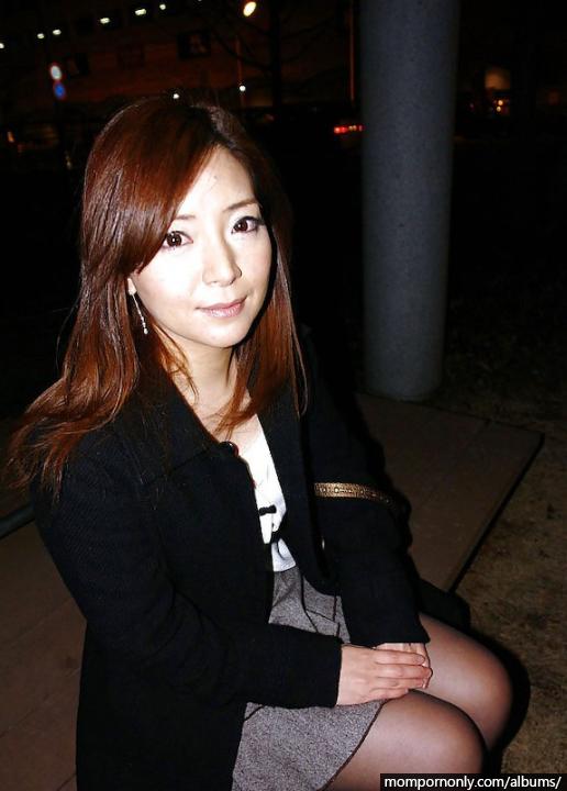 Une milf japonaise se montre nue en public n°5