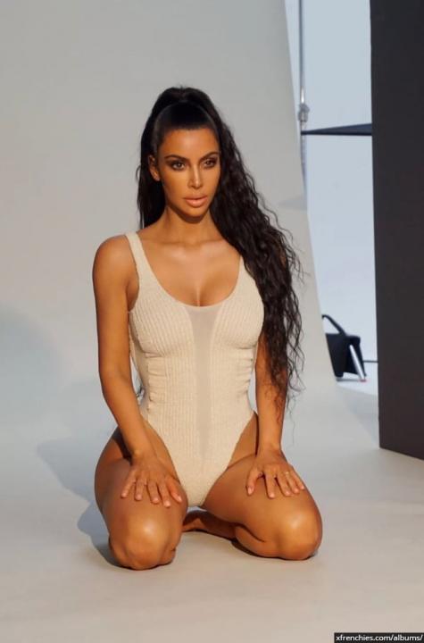 Photos sexy de Kim Kardashian en sous vêtements n°73