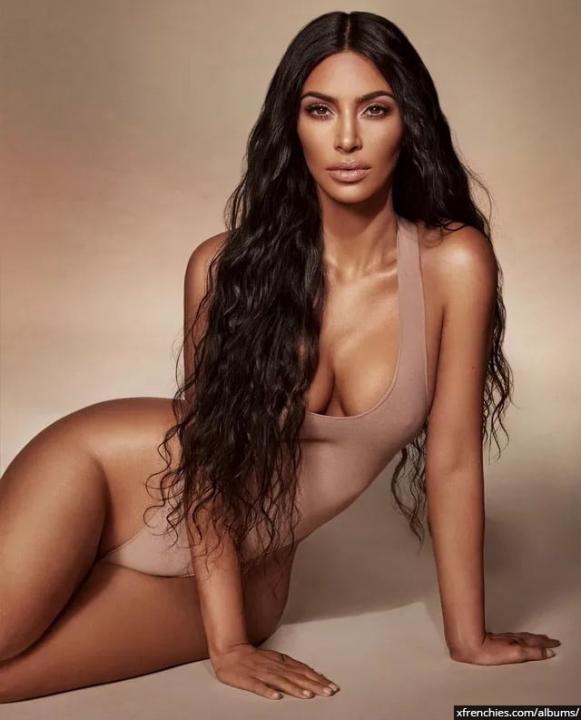 Photos sexy de Kim Kardashian en sous vêtements n°104