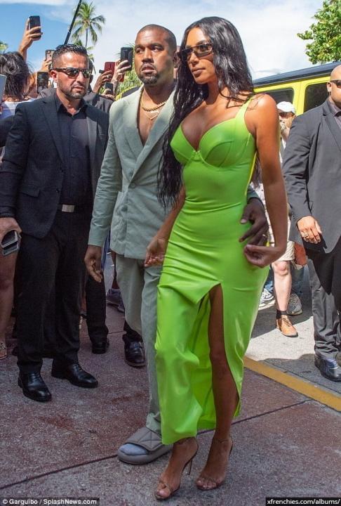 Photos sexy de Kim Kardashian en sous vêtements n°158