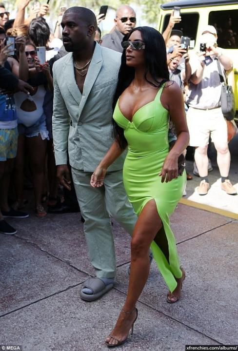 Photos sexy de Kim Kardashian en sous vêtements n°160