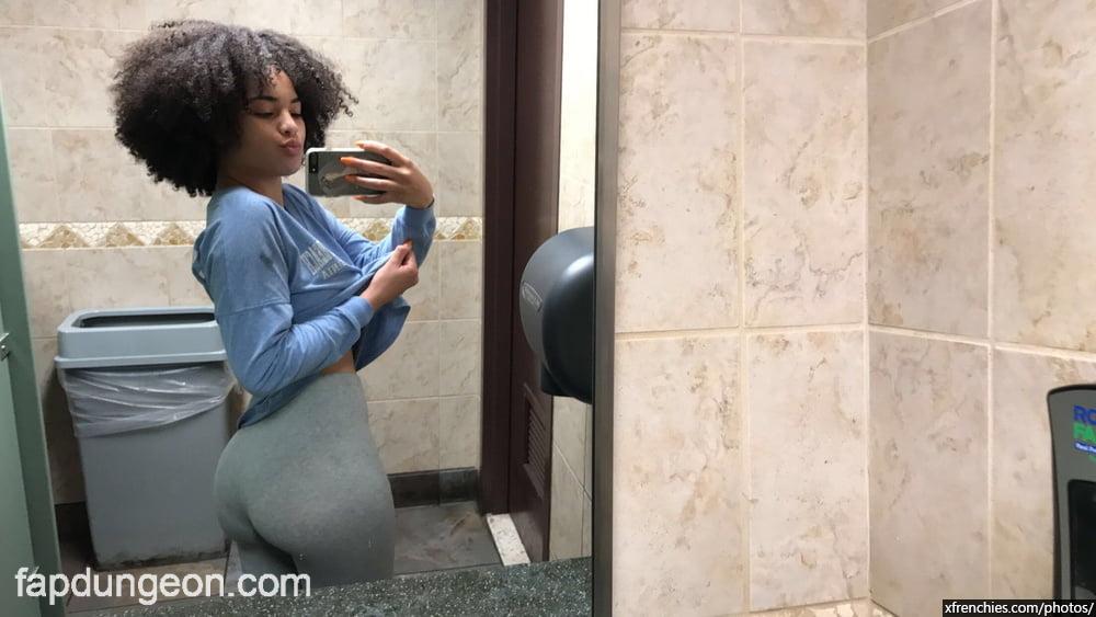 Belle ebonie muestra su cuerpo perfecto con bonitos pechos y un gran culo n°25