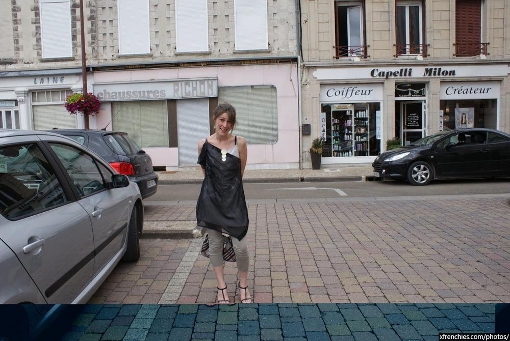 Brune à lunettes avec un corps sexy n°2