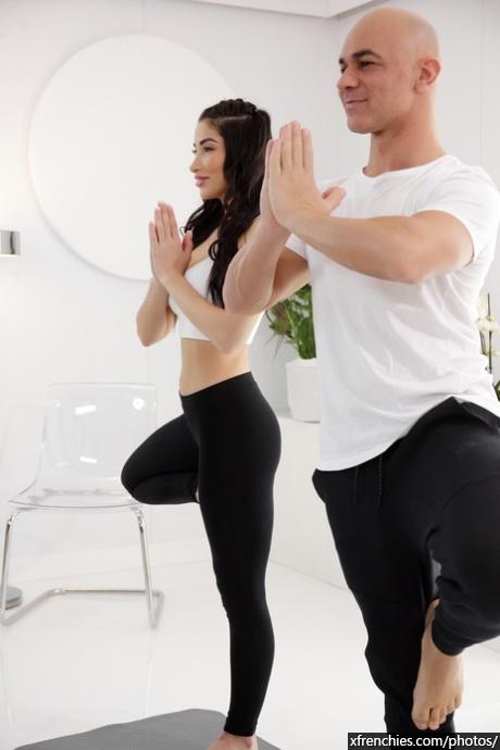 Una clase de yoga bastante intensa y sensual n°7